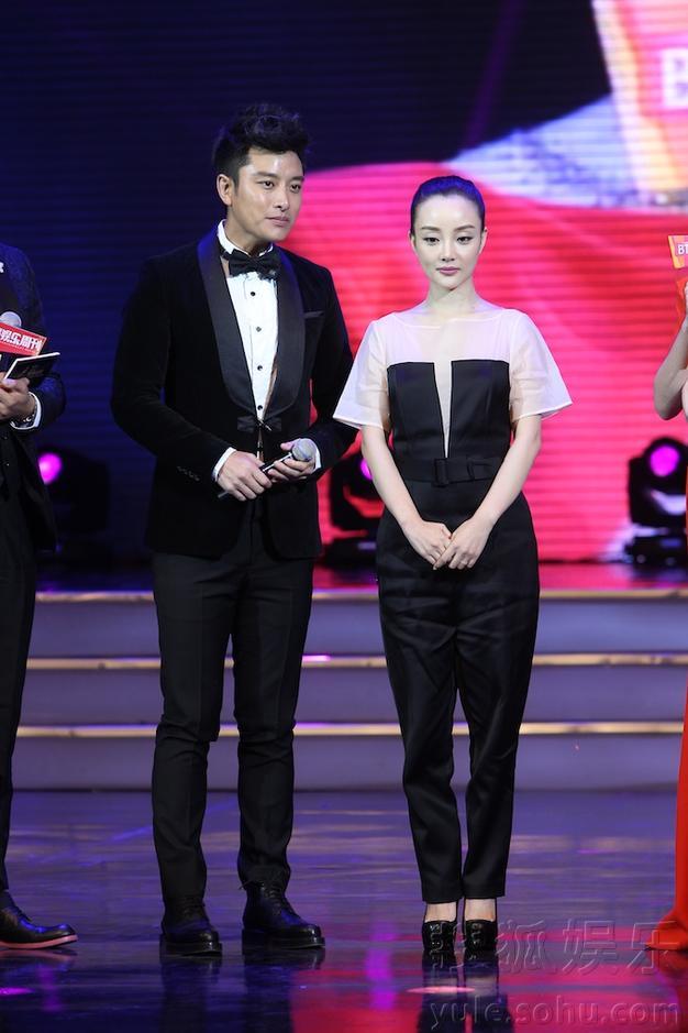 李小璐贾乃亮甜蜜亮相活动