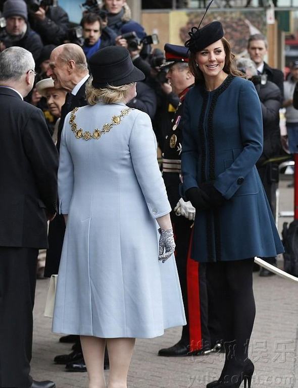 凯特王妃挺孕妇踩高跟随英女王出街 频露笑容显亲民