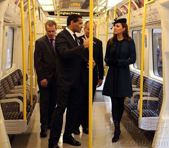 凯特王妃挺孕妇踩高跟随英女王出街 频露笑容显亲民