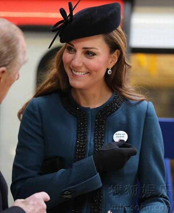 凯特王妃挺孕妇踩高跟随英女王出街 频露笑容显亲民