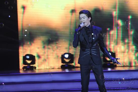 俞灏明亮相伤疤惊悚清晰可见