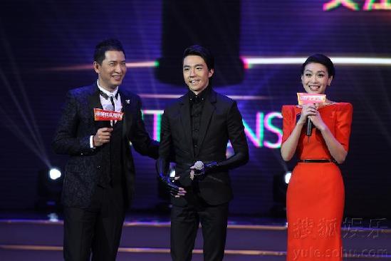 俞灏明亮相伤疤惊悚清晰可见