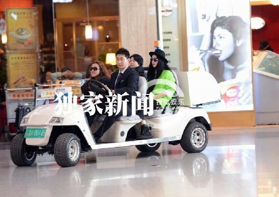 追星：范冰冰荧光服坐电瓶车卖萌 蒋雯丽举家出行老公黑脸