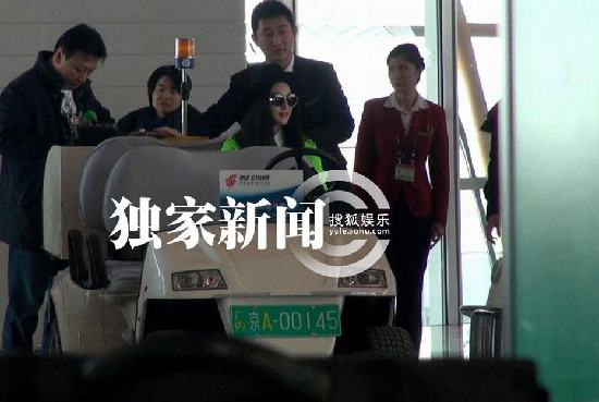 追星：范冰冰荧光服坐电瓶车卖萌 蒋雯丽举家出行老公黑脸