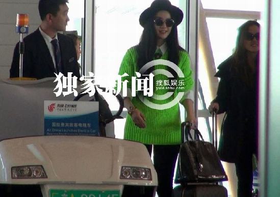 追星：范冰冰荧光服坐电瓶车卖萌 蒋雯丽举家出行老公黑脸