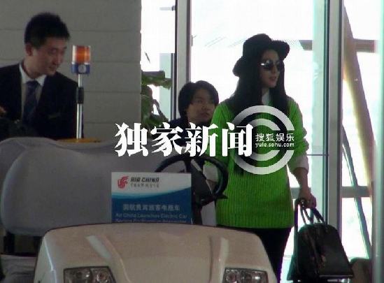 追星：范冰冰荧光服坐电瓶车卖萌 蒋雯丽举家出行老公黑脸