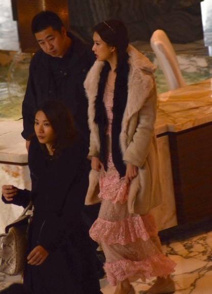 林志玲半透长裙美腿隐现