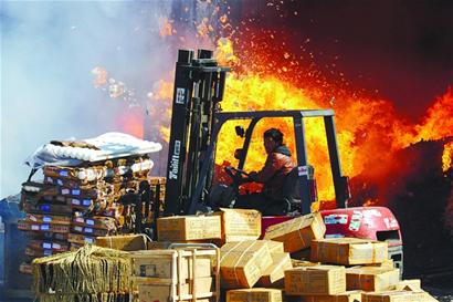 仓库起火农药爆燃