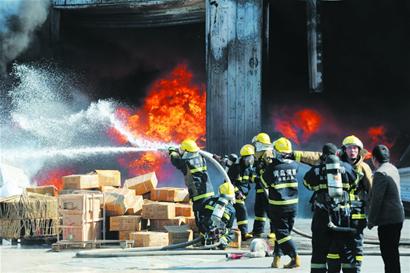 仓库起火农药爆燃