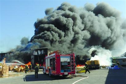 仓库起火农药爆燃