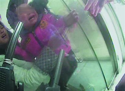 3岁娃 4根手指被门“咬”