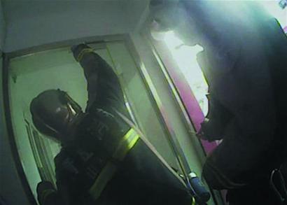 3岁娃 4根手指被门“咬”