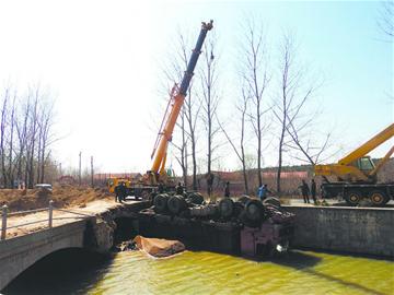 “危桥”牌挂5月终被大货压塌