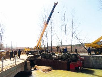 黄岛大货压塌危桥