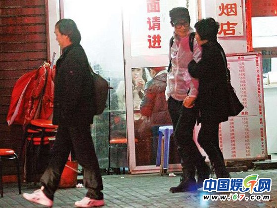 苏岩痴缠罗嘉良吃5小时料理 罗嘉良烟瘾大狂抽不止