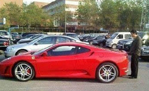 贵族学校奢侈生活：学生猖狂法拉利常见