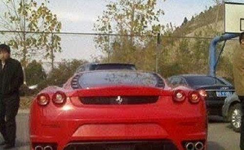 贵族学校奢侈生活：学生猖狂法拉利常见