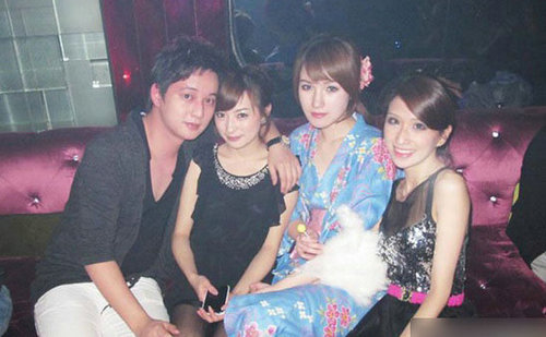 贵族学校奢侈生活：学生猖狂法拉利常见