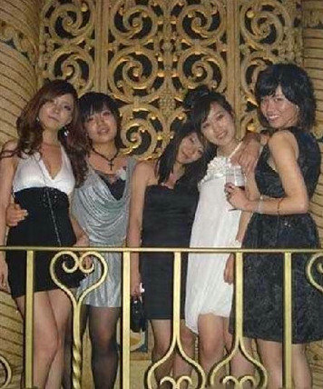 贵族学校奢侈生活：学生猖狂法拉利常见