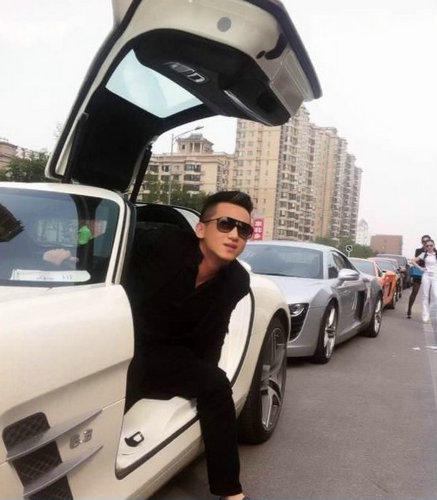 贵族学校奢侈生活：学生猖狂法拉利常见