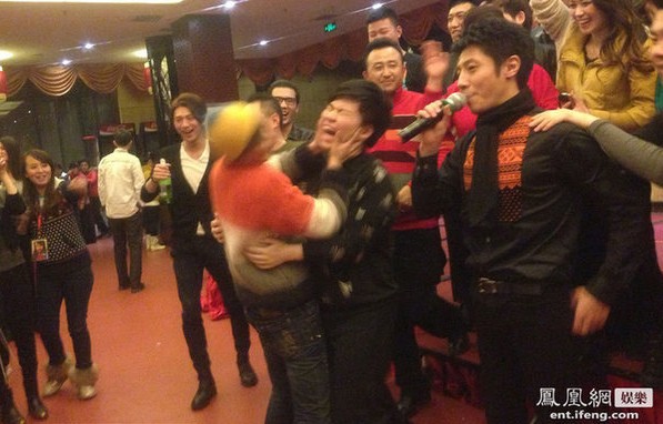 撒贝宁庆功宴豪饮对瓶吹