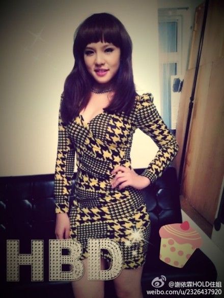 hold住姐生日晒美照，蜂腰凹凸有致