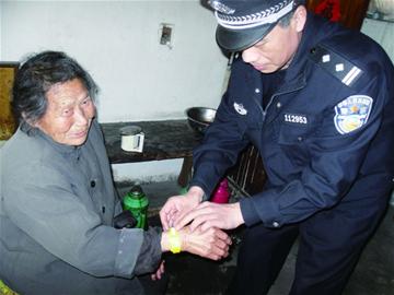 七旬走失老太回家 黄手环上岗第一天就立功 七旬走失老太回家 黄手环上岗第一天就立功