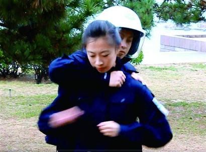 警花教狠招一击制“狼” 警花教狠招一击制“狼”