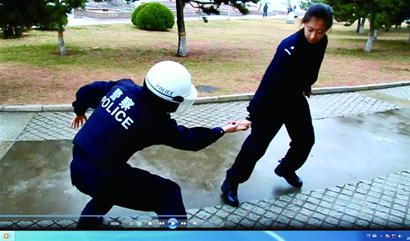 警花教狠招一击制“狼” 警花教狠招一击制“狼”