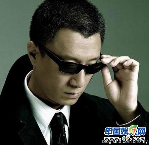 成龙曾因贫穷险遭父卖婴 揭十大明星童年贫困史