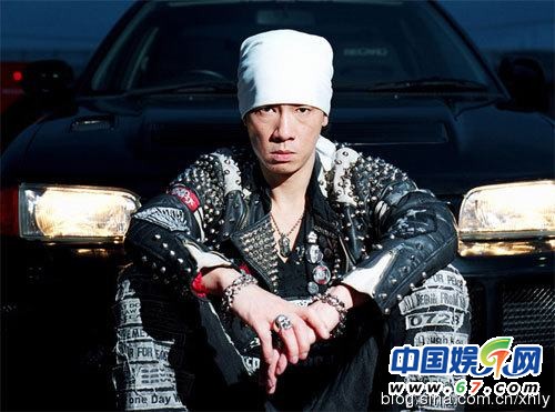 成龙曾因贫穷险遭父卖婴 揭十大明星童年贫困史