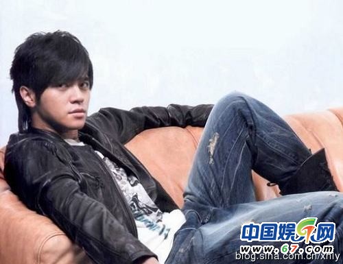 成龙曾因贫穷险遭父卖婴 揭十大明星童年贫困史