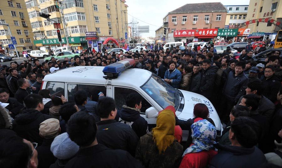 青岛农贸市场摊主围堵城管 发生激烈冲突