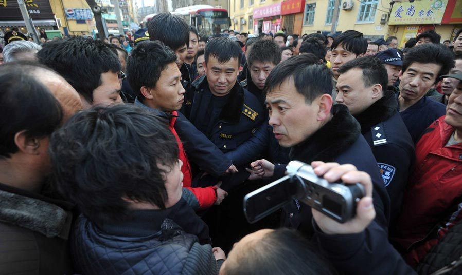 青岛农贸市场摊主围堵城管 发生激烈冲突