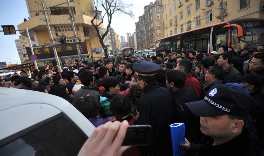 青岛农贸市场摊主围堵城管 发生激烈冲突