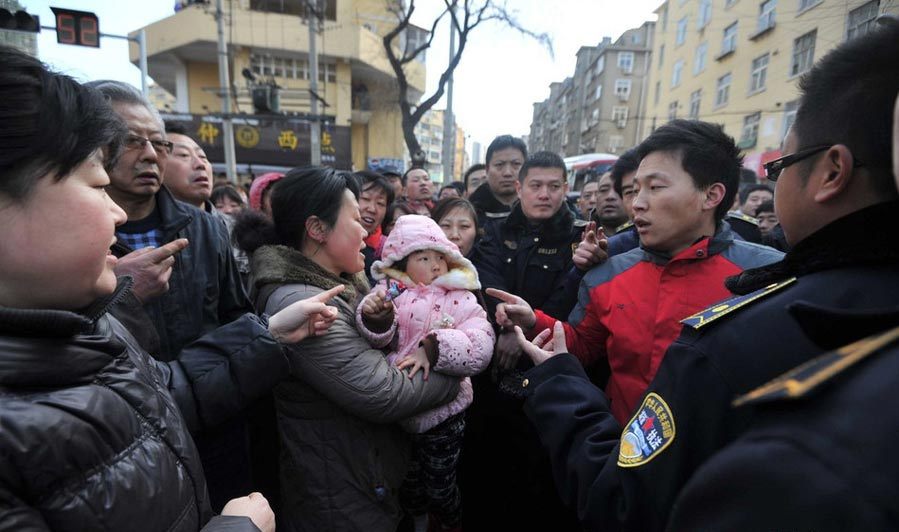 青岛农贸市场摊主围堵城管 发生激烈冲突