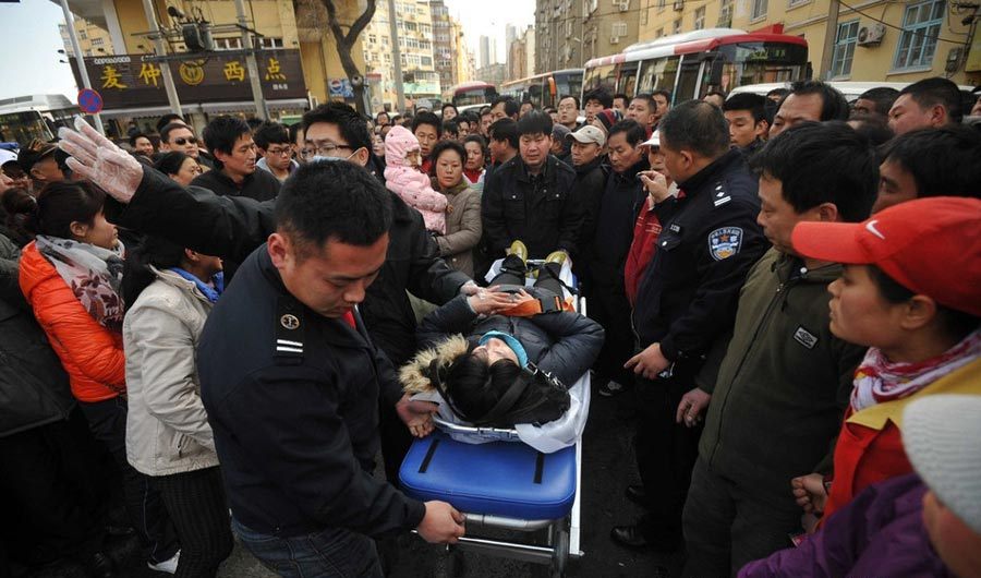 青岛农贸市场摊主围堵城管 发生激烈冲突