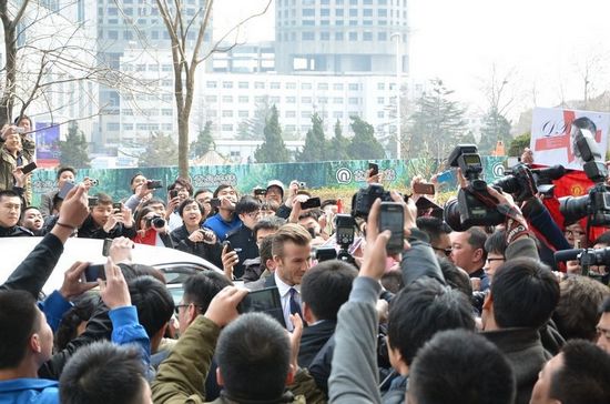 本网直击小贝青岛行:迷人笑容醉岛城