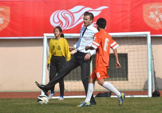 本网直击小贝青岛行:迷人笑容醉岛城 本网直击小贝青岛行:迷人笑容醉岛城