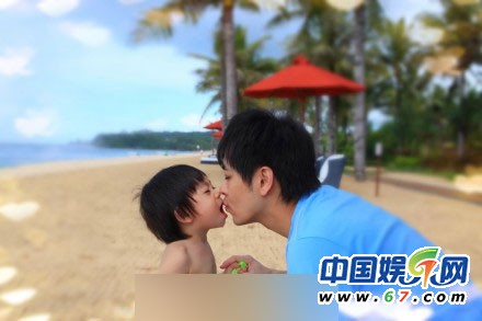 林志颖晒与儿子小kimi度假照 父子卖萌玩亲亲
