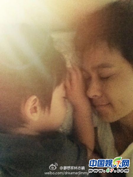林志颖被儿子小kimi盖满手印章 网友赞父子有爱