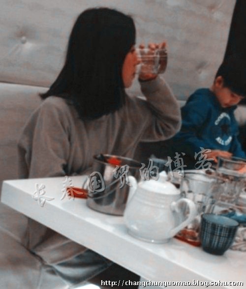 董洁携儿子顶顶外出