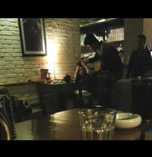 男性友人起身走到于正面前，抓起头发，开始暴打。(图片来源网络)