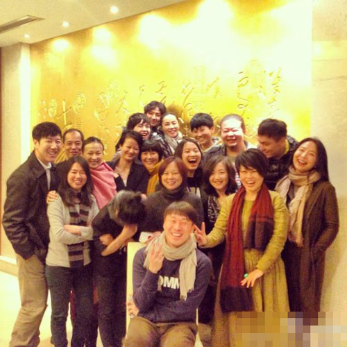 王菲为好友庆生开心大合影