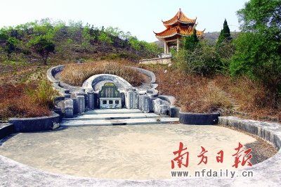 赵海滨父亲的墓与思亲亭紧挨，十分气派。项仙君 摄