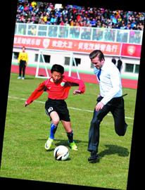 贝克汉姆豪饮青啤吃海鲜 吮手指托腮卖萌 贝克汉姆豪饮青啤吃海鲜 吮手指托腮卖萌