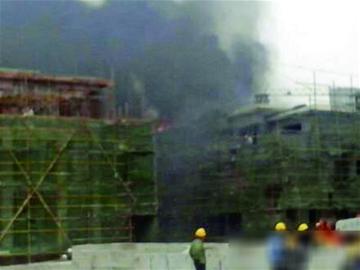 滨海大道在建楼房起火