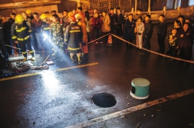 3月22日，长沙涂家冲附近，一名21岁的女孩掉进下水道不知所踪，出事的区域已经被警戒线围了起来。图/记者李坤