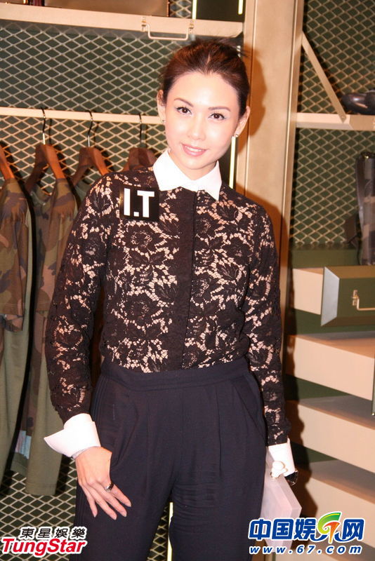 邱淑贞穿黑色蕾丝衣招待高层