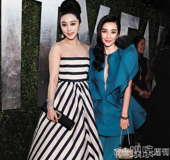 李冰冰和范冰冰在《名利场》派对上大方合影。